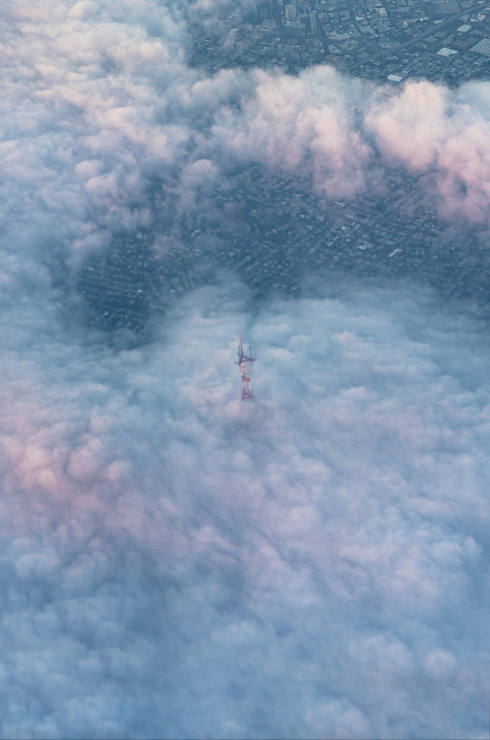 Persona con camisa roja de pie sobre nubes blancas
