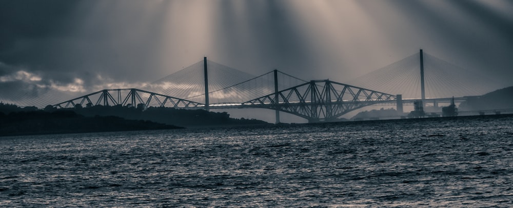 puente sobre el agua durante el día