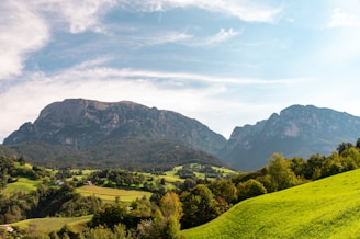 A picturesque view of the natural beauty of Patagonia with rolling hills and clear skies.