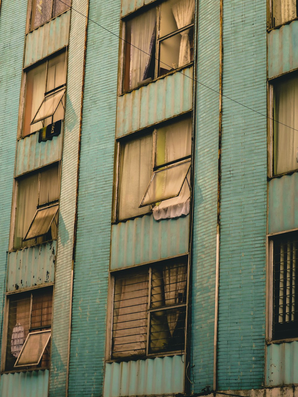 edifício de betão castanho e cinzento