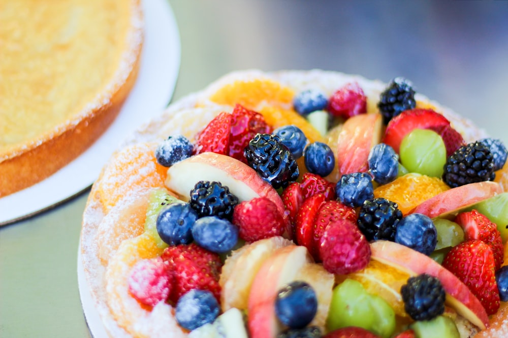 Obstsalat auf weißem Keramikteller