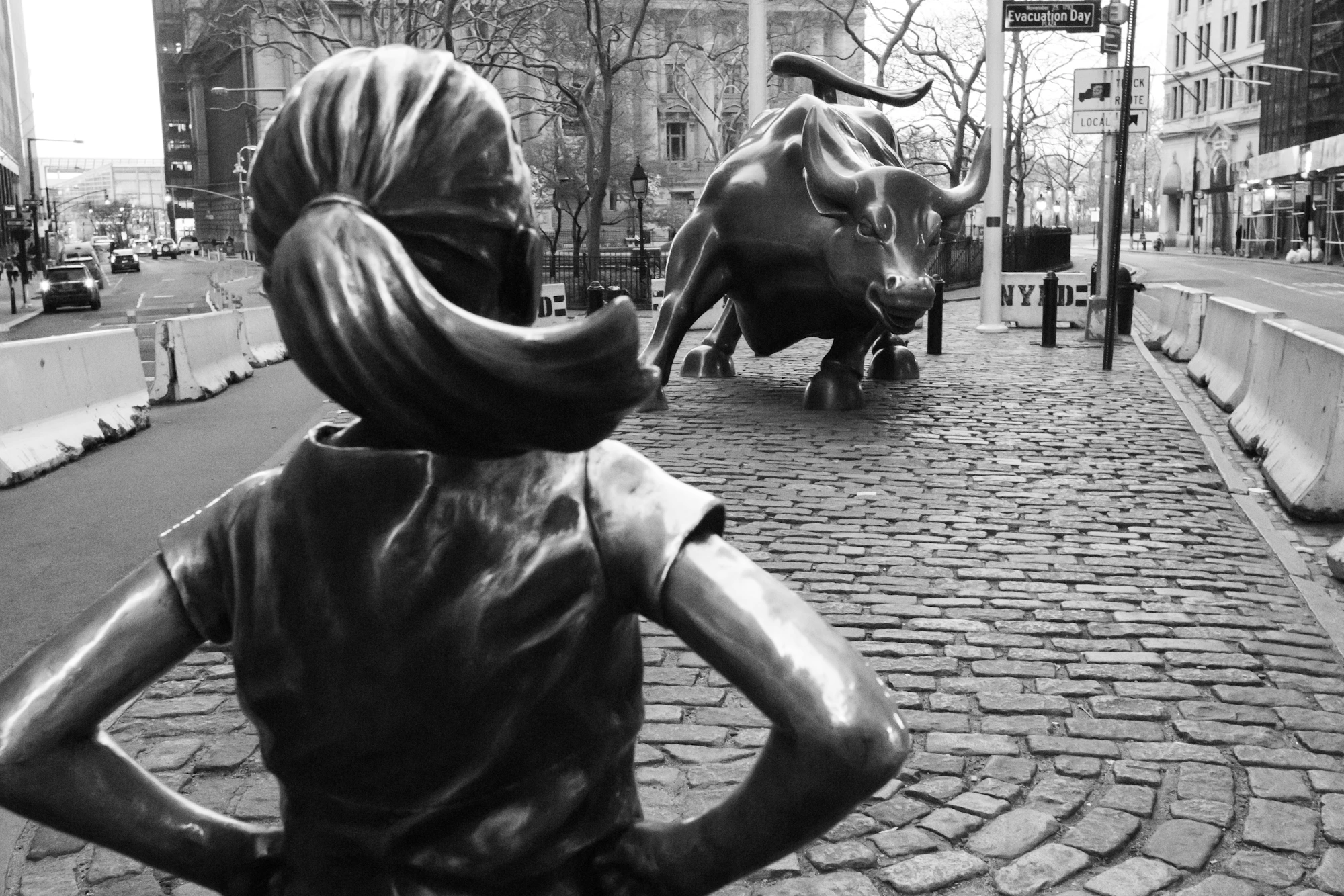 Grayscale photo of a statue of a man