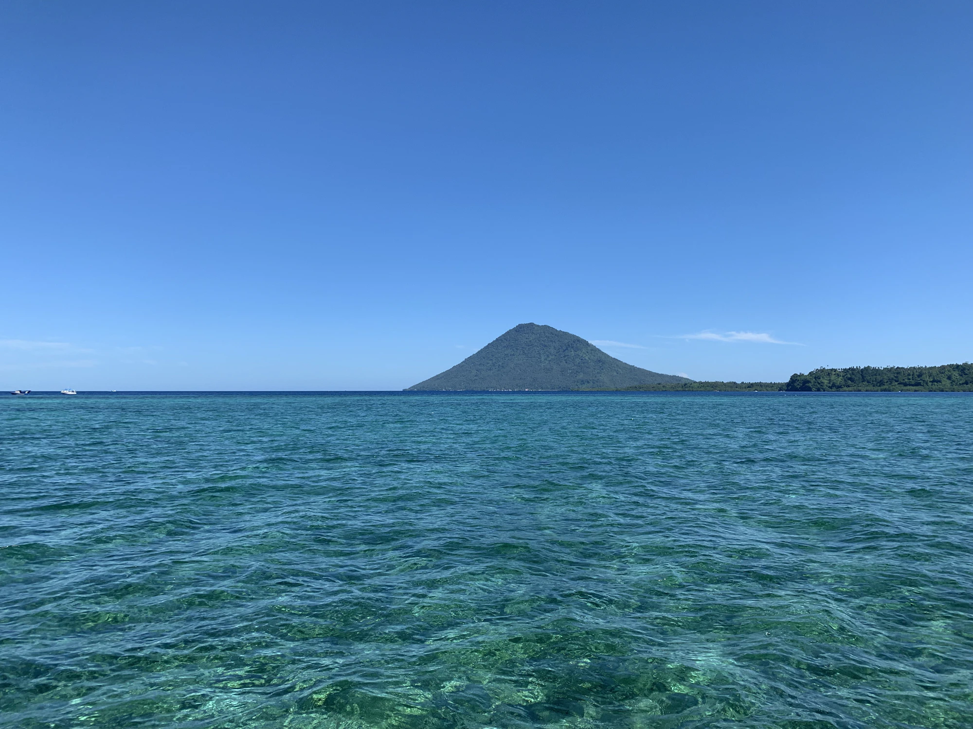Gunung Manado Tua dilihat dari perairan Bunaken, Sulawesi Utara