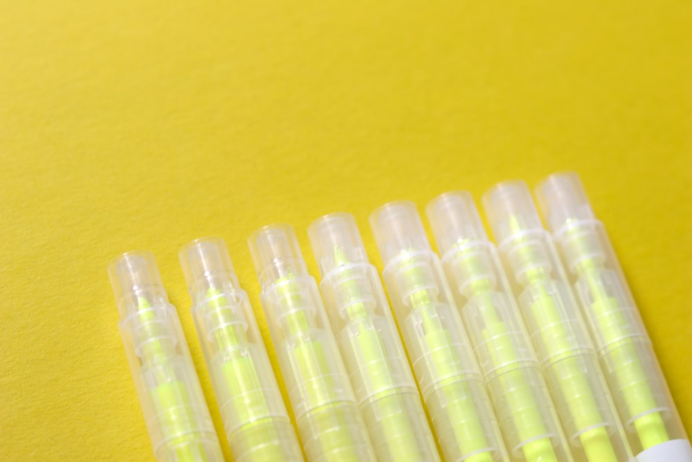 tubo de plástico blanco sobre superficie amarilla
