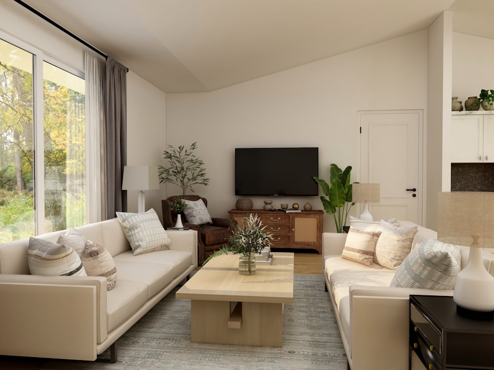 weiße Couch und brauner Holzmitteltisch