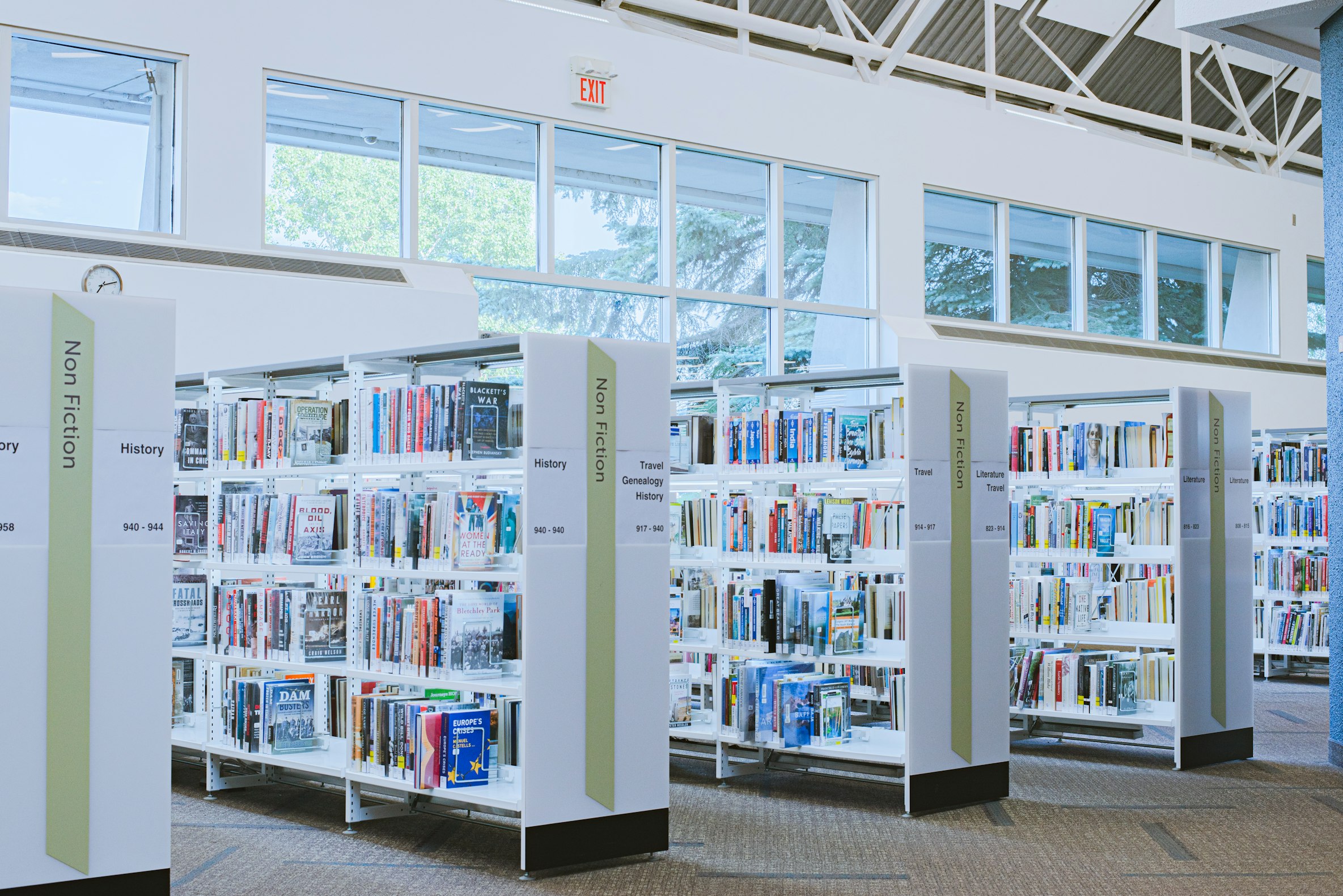 Books on library shelves, photographed by Ryunosuke Kikuno