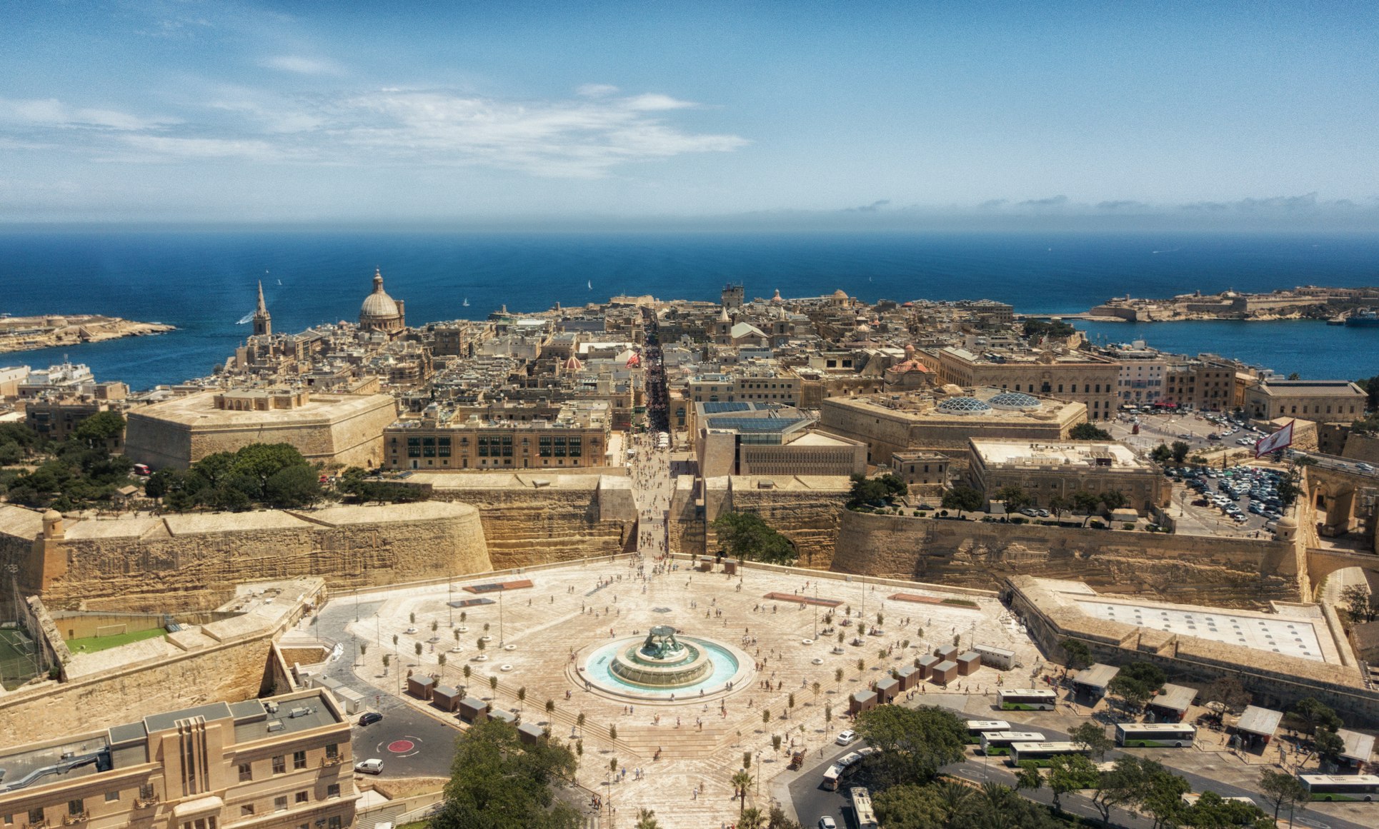 Una piazza e degli edifici storici a Malta nella città di La Valletta