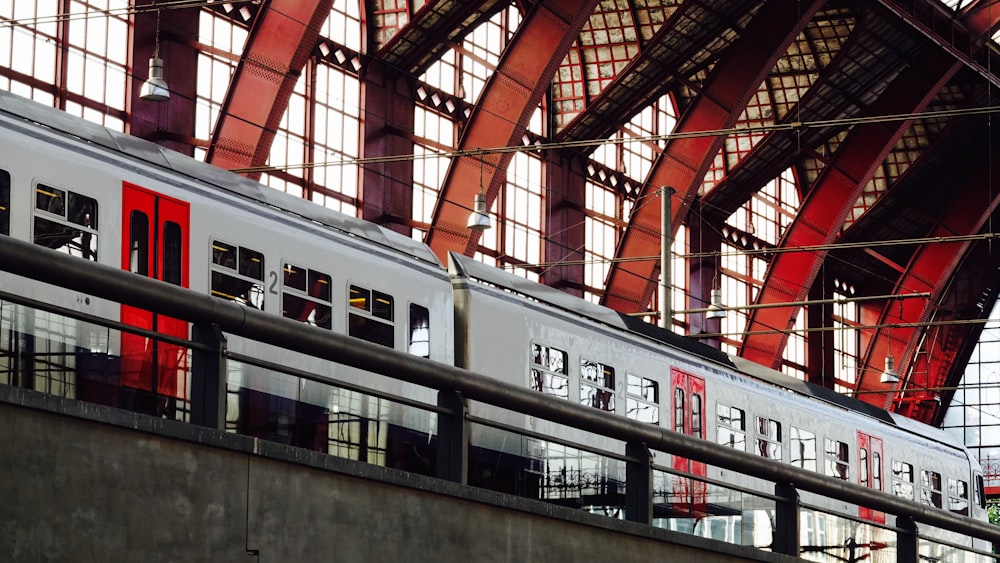 Train blanc et rouge sur la gare pendant la journée