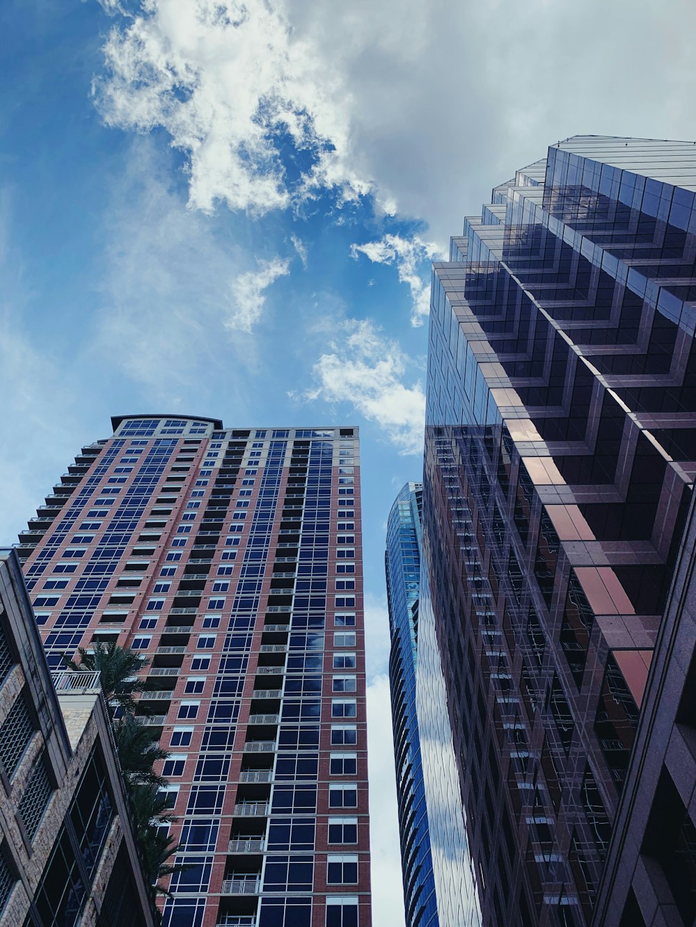 Fotografía de ángulo bajo de edificios de gran altura bajo el cielo azul durante el día