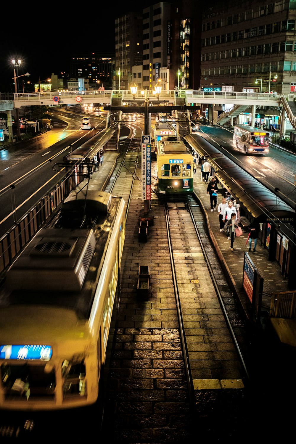 Train blanc et noir sur rail