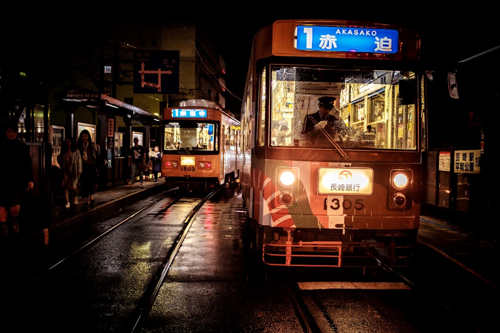 Train rouge et blanc sur la voie ferrée pendant la nuit