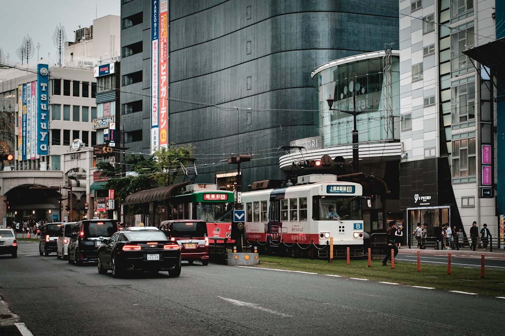 autobus rosso e bianco sulla strada vicino all'edificio durante il giorno