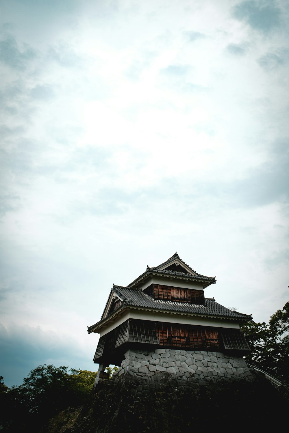 Tempio marrone e bianco della pagoda sotto le nuvole bianche