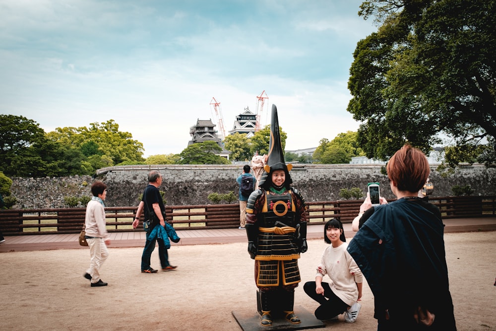 昼間、街を歩く人々