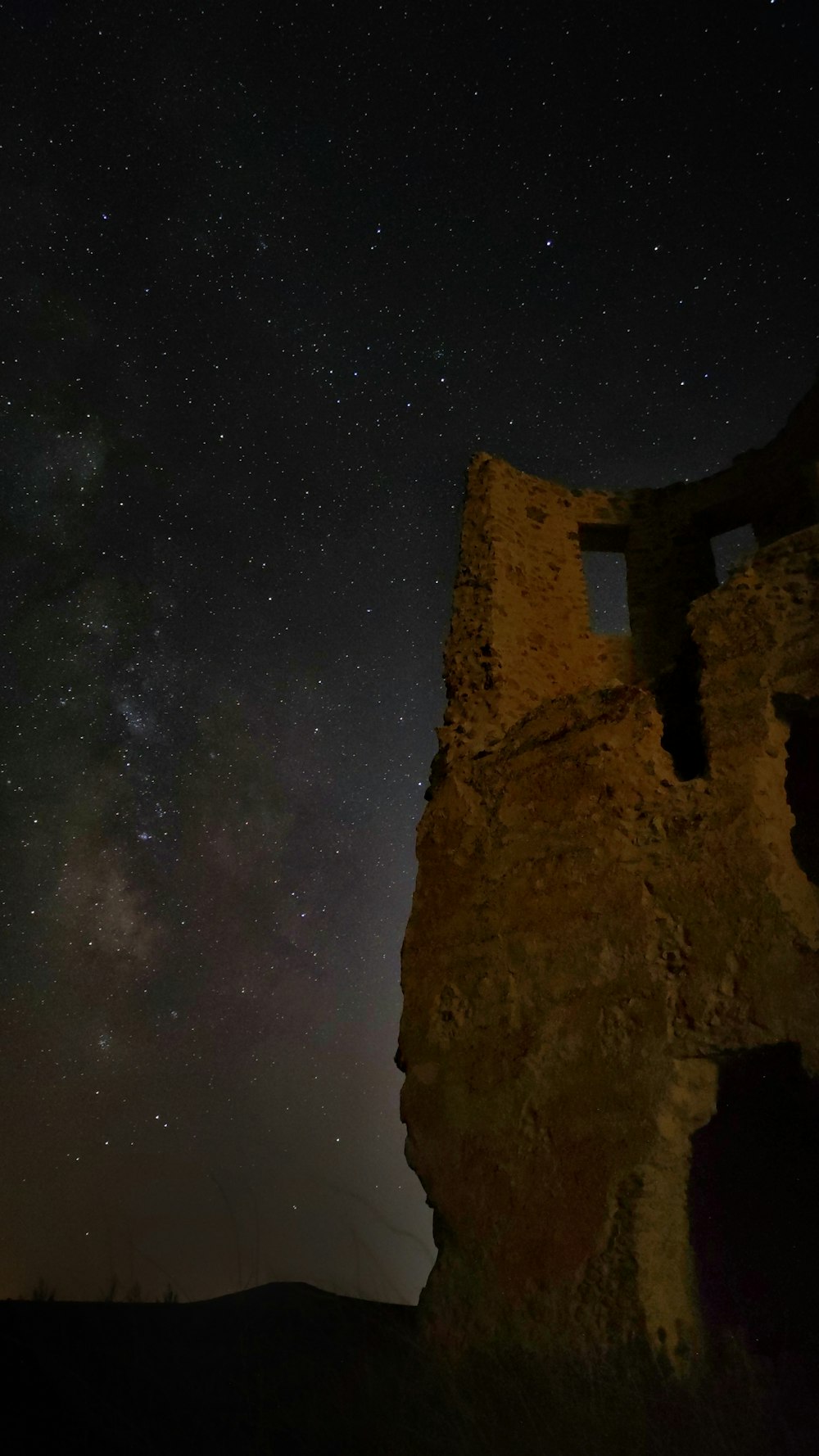 Formación rocosa marrón bajo la noche estrellada