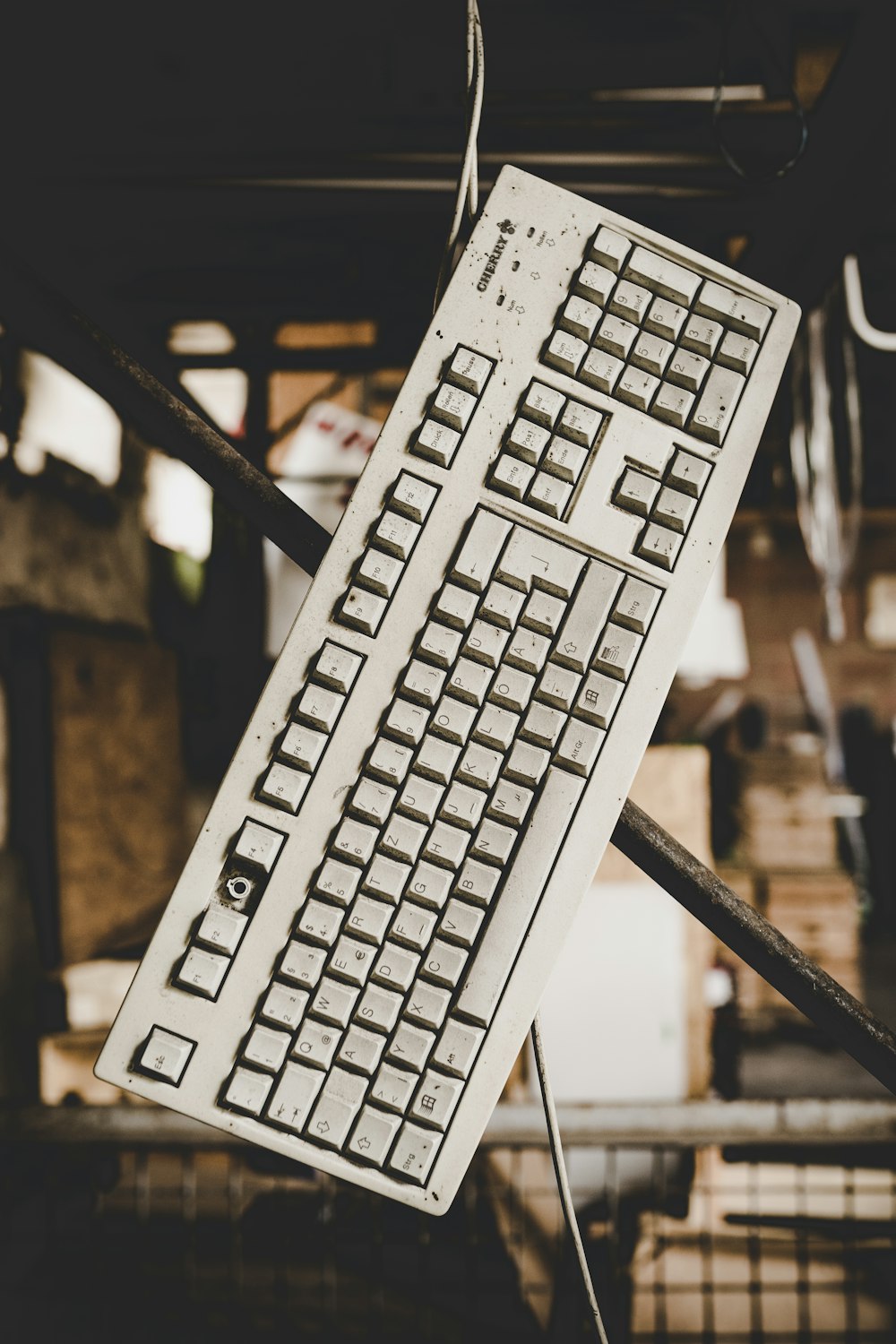 Teclado blanco de la computadora sobre la mesa de madera marrón