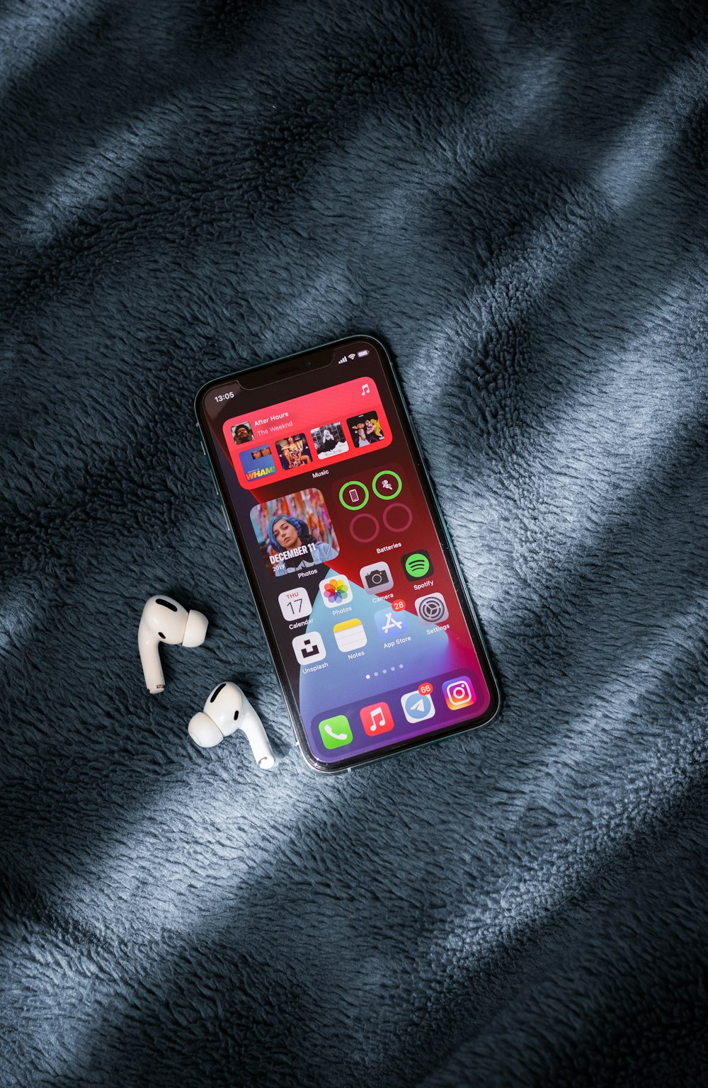 smartphone android preto no têxtil cinza