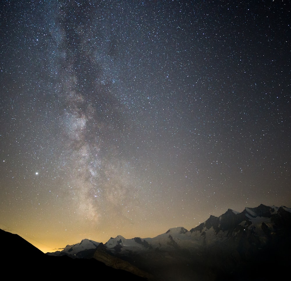 星空の下の雪山