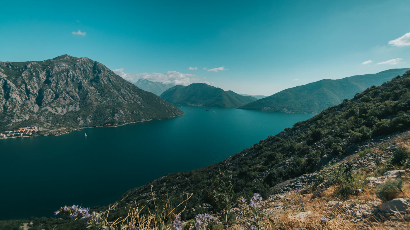 Die Bucht von Kotor zwischen steilen Bergen an der Adria