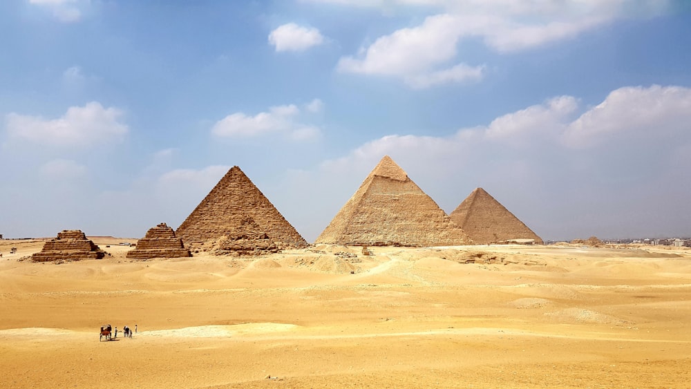 Piramide marrone sotto il cielo blu durante il giorno