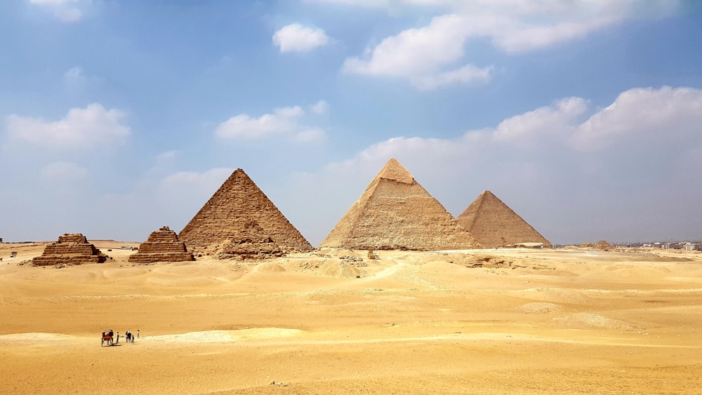 昼間の青空の下の茶色のピラミッド