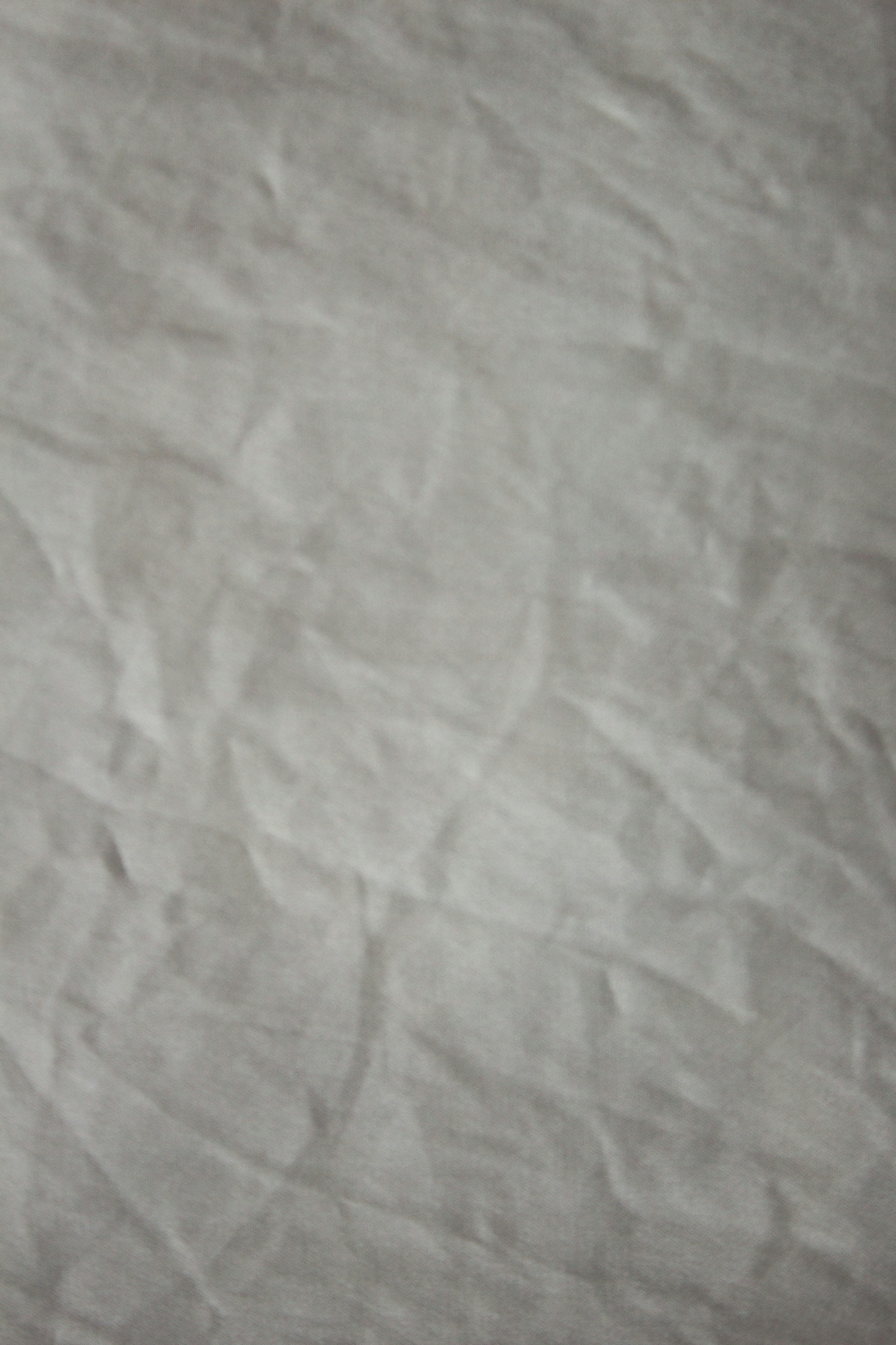 textil gris sobre mesa de madera marrón