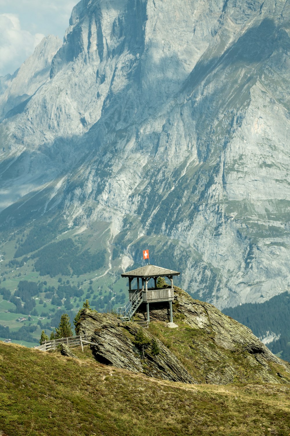 maison en bois marron au sommet de la montagne pendant la journée