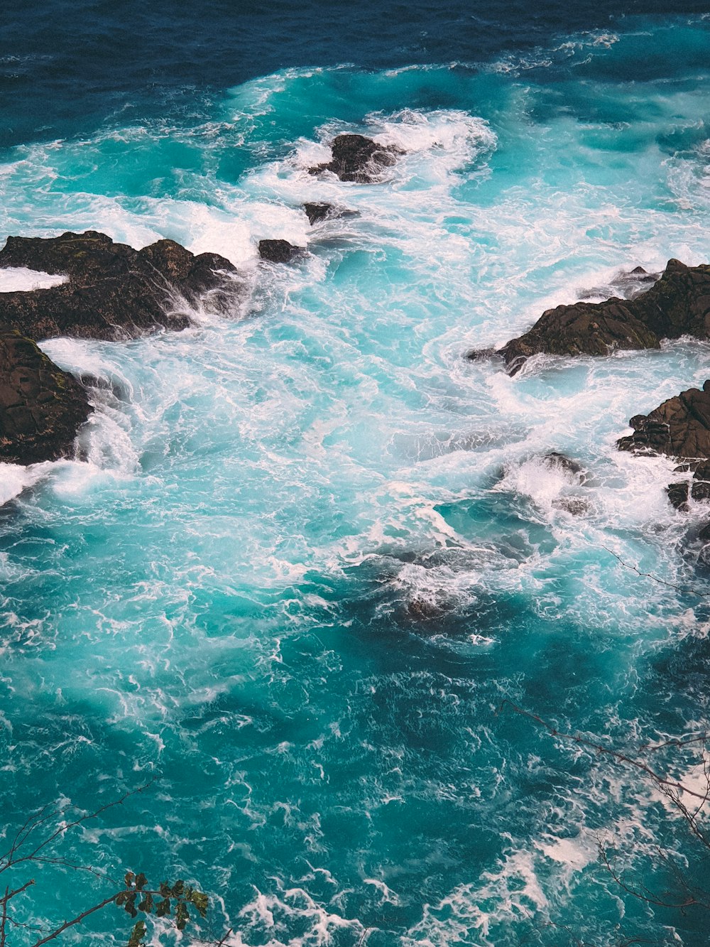 ondas do oceano batendo em rochas durante o dia