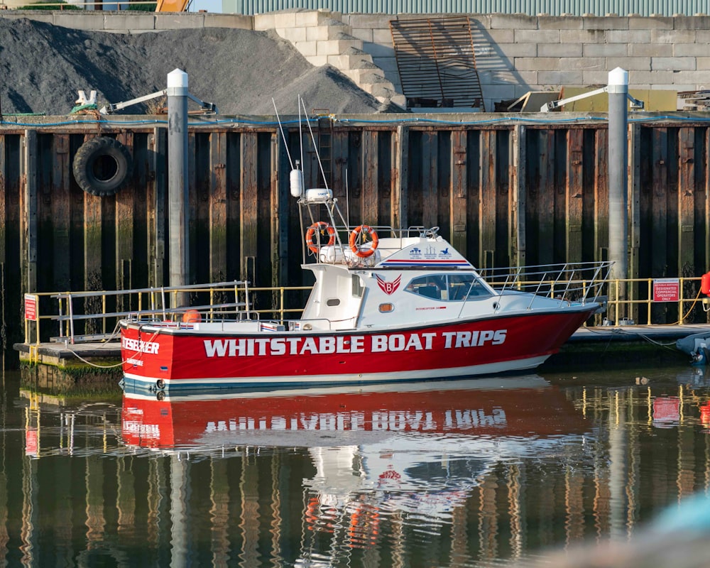 Rot-weißes Boot auf dem Wasser