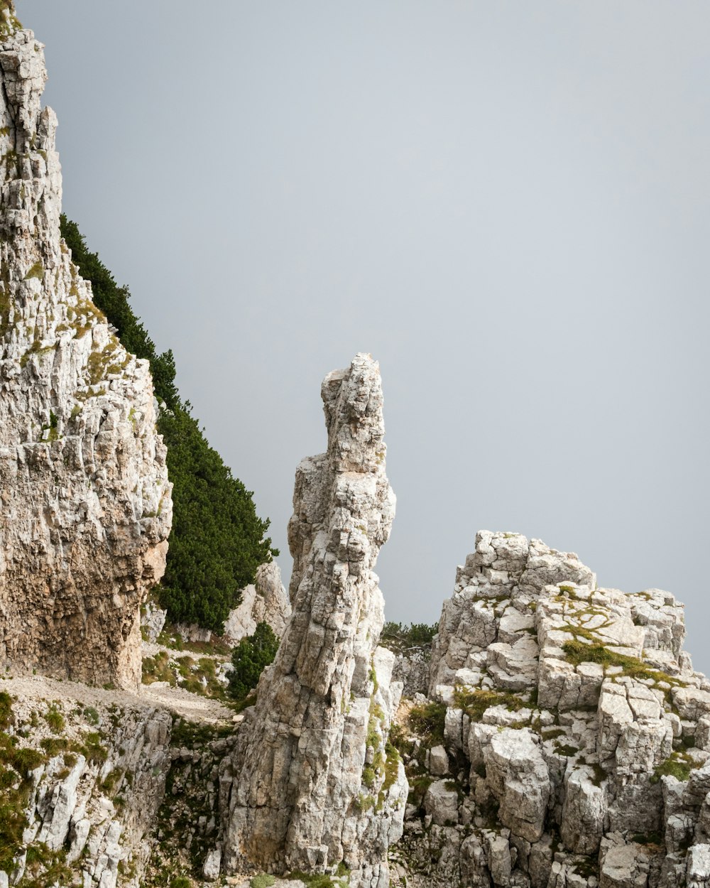 montagne rocheuse brune sous le ciel blanc pendant la journée