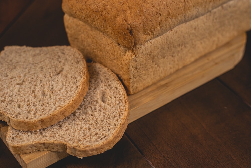 pane integrale su tavolo di legno marrone