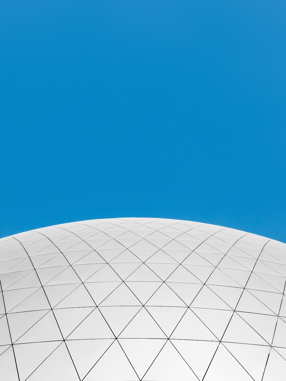 Bâtiment dôme blanc sous le ciel bleu pendant la journée