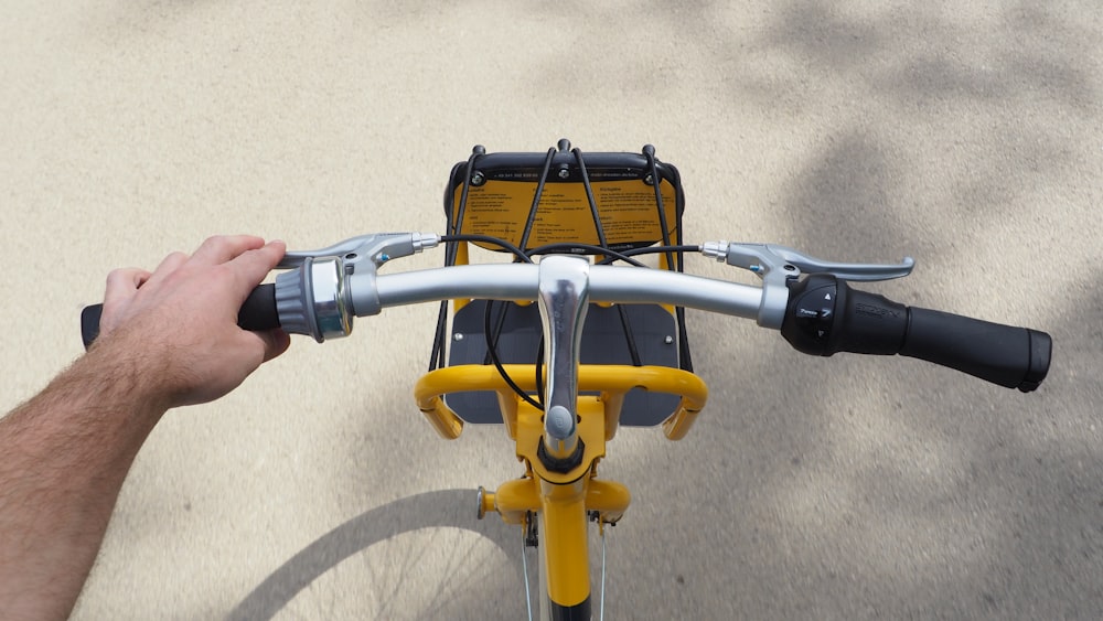 bicicleta amarela e preta com guidão de bicicleta preto e cinza