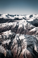 A panoramic view of Idaho’s rugged mountains and clear blue skies at sunrise.