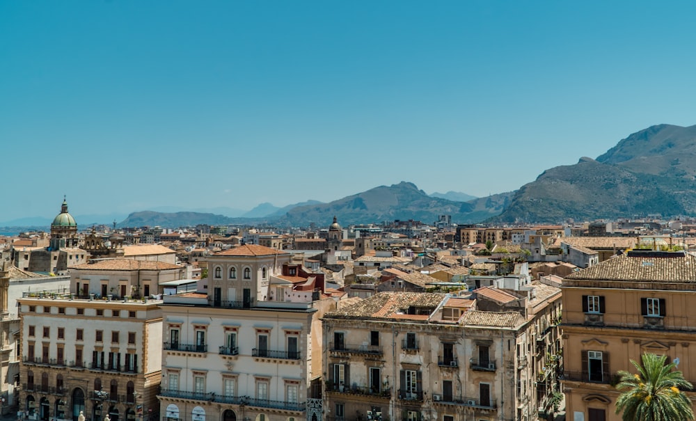 edifici in cemento bianco e marrone sotto il cielo blu durante il giorno