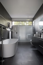 Volledig gerenoveerde badkamer met vrijstaand bad en moderne inrichting