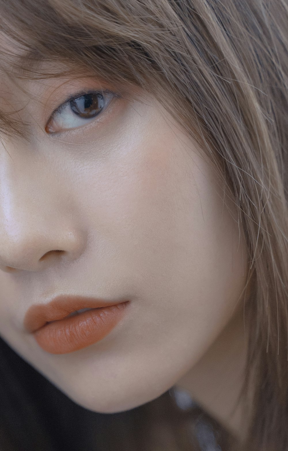 woman with blue eyes and brown hair