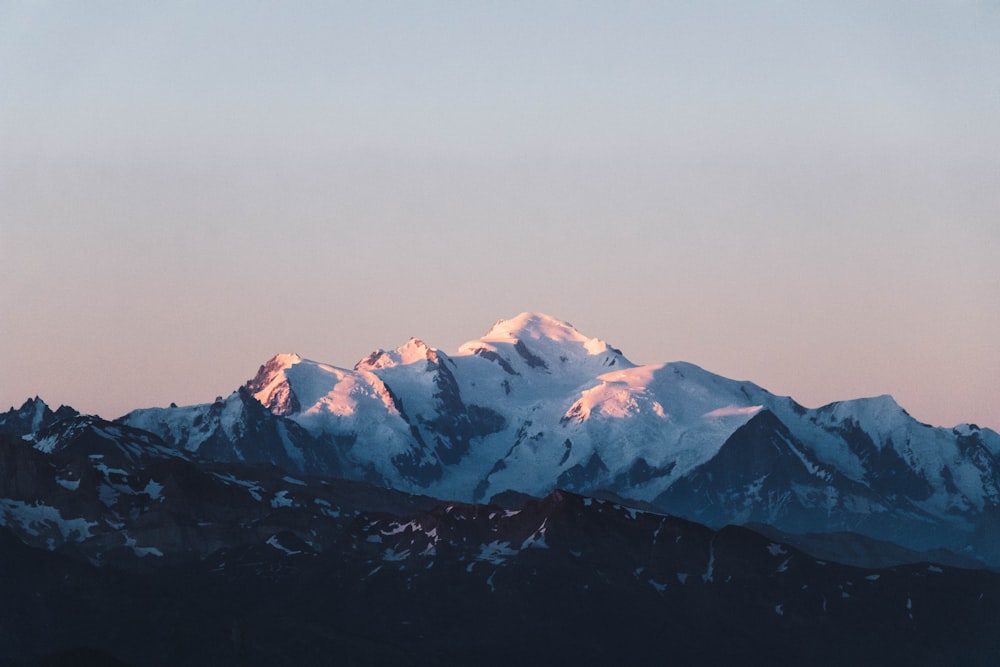 montanha coberta de neve durante o dia