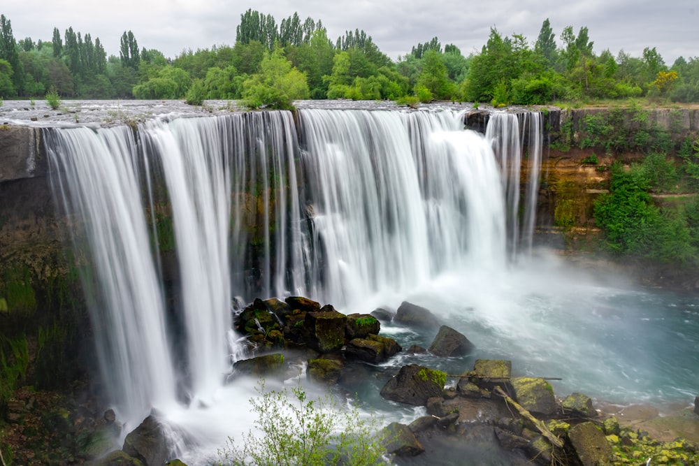 El agua cae sobre la roca marrón