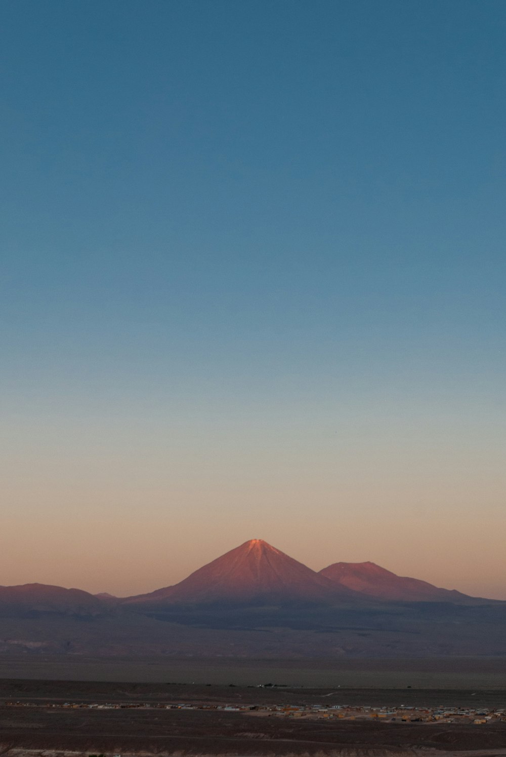 silhueta da montanha sob o céu azul durante o dia