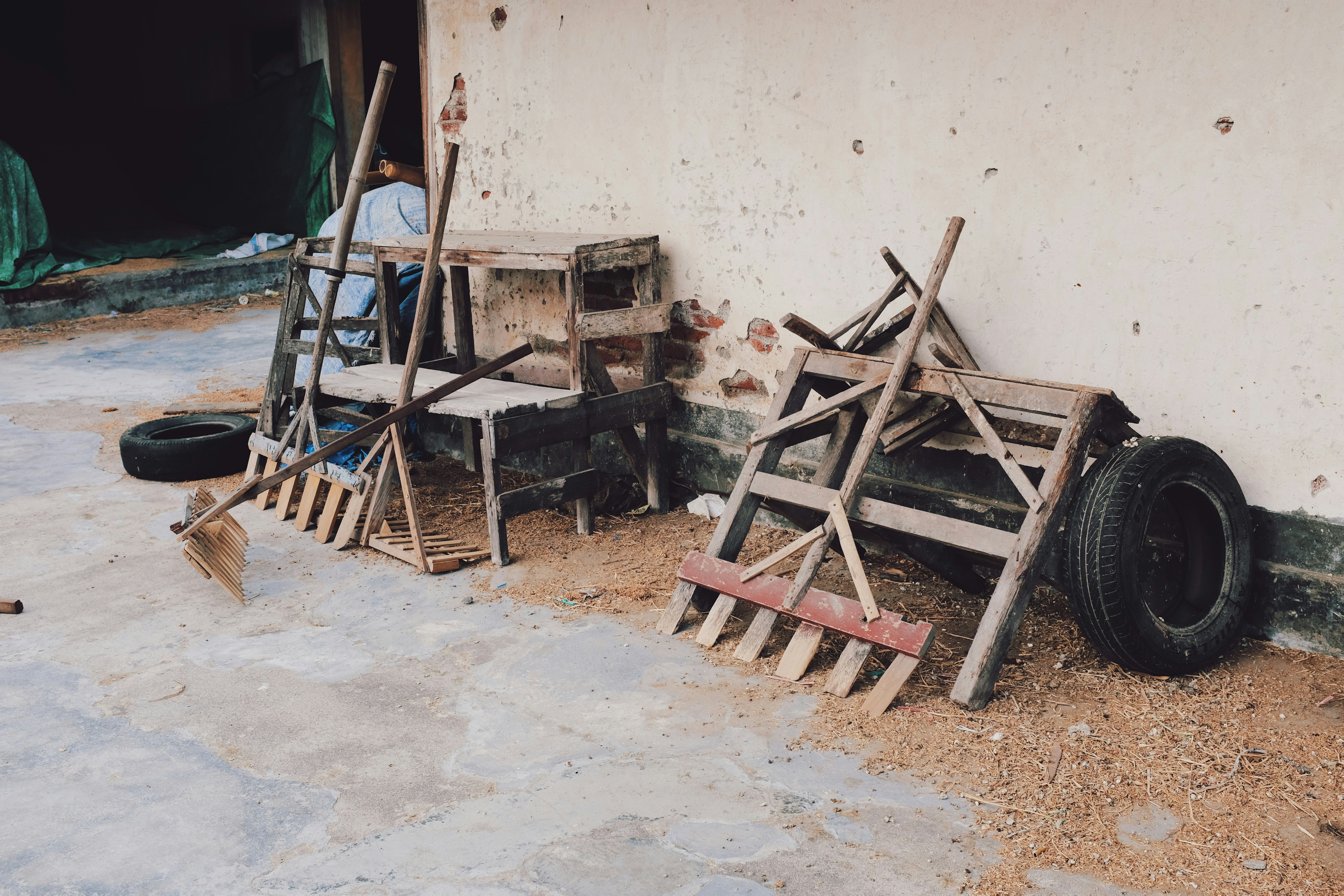 braune Holzleiter an weiße Wand gelehnt
