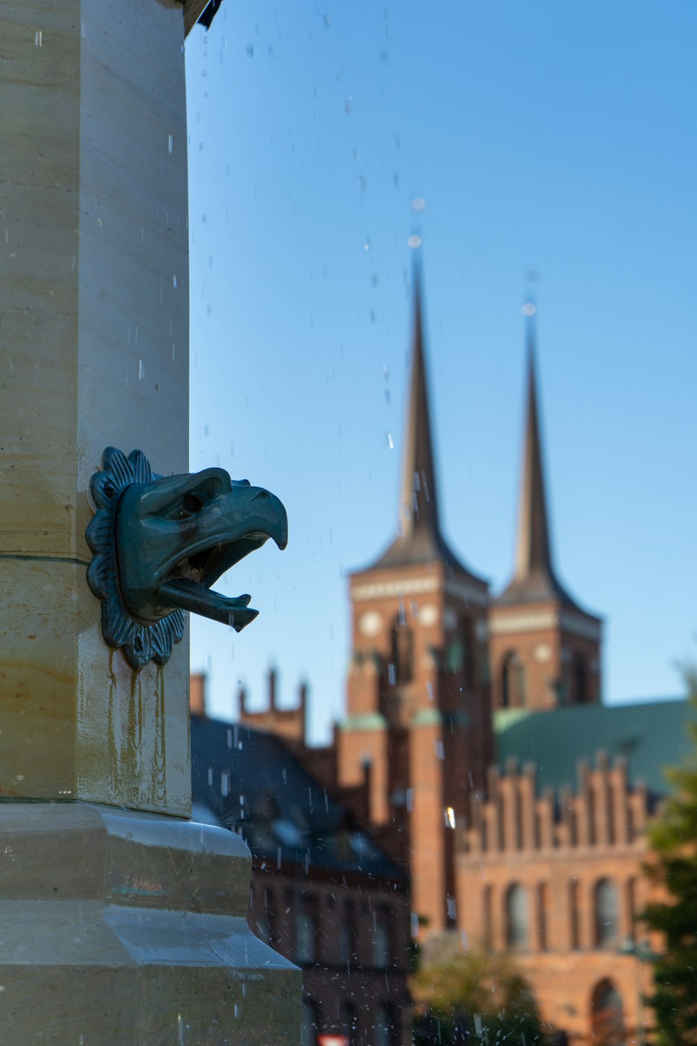 Blaue Drachenstatue in der Nähe eines weißen Betongebäudes tagsüber