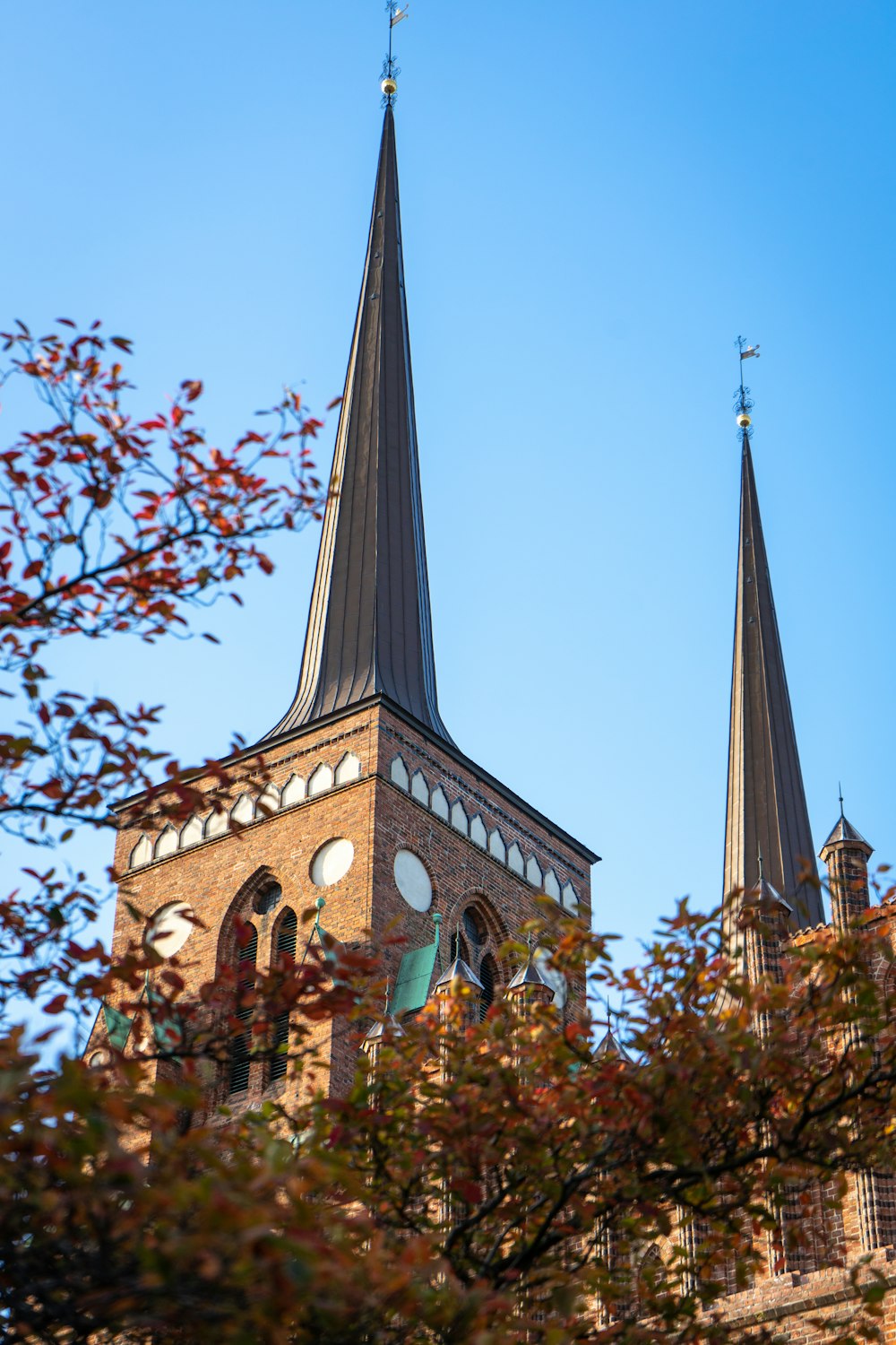 Braunes und schwarzes Betongebäude unter blauem Himmel tagsüber