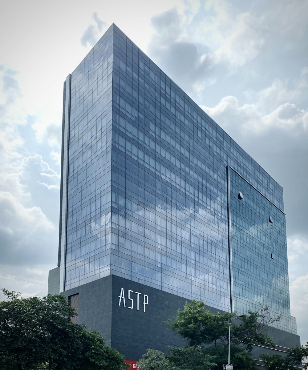 Edificio de hormigón gris bajo el cielo blanco durante el día