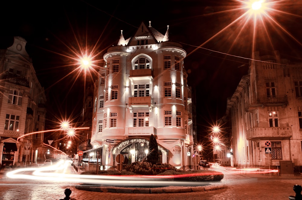 edifício de concreto branco com luzes acesas durante a noite