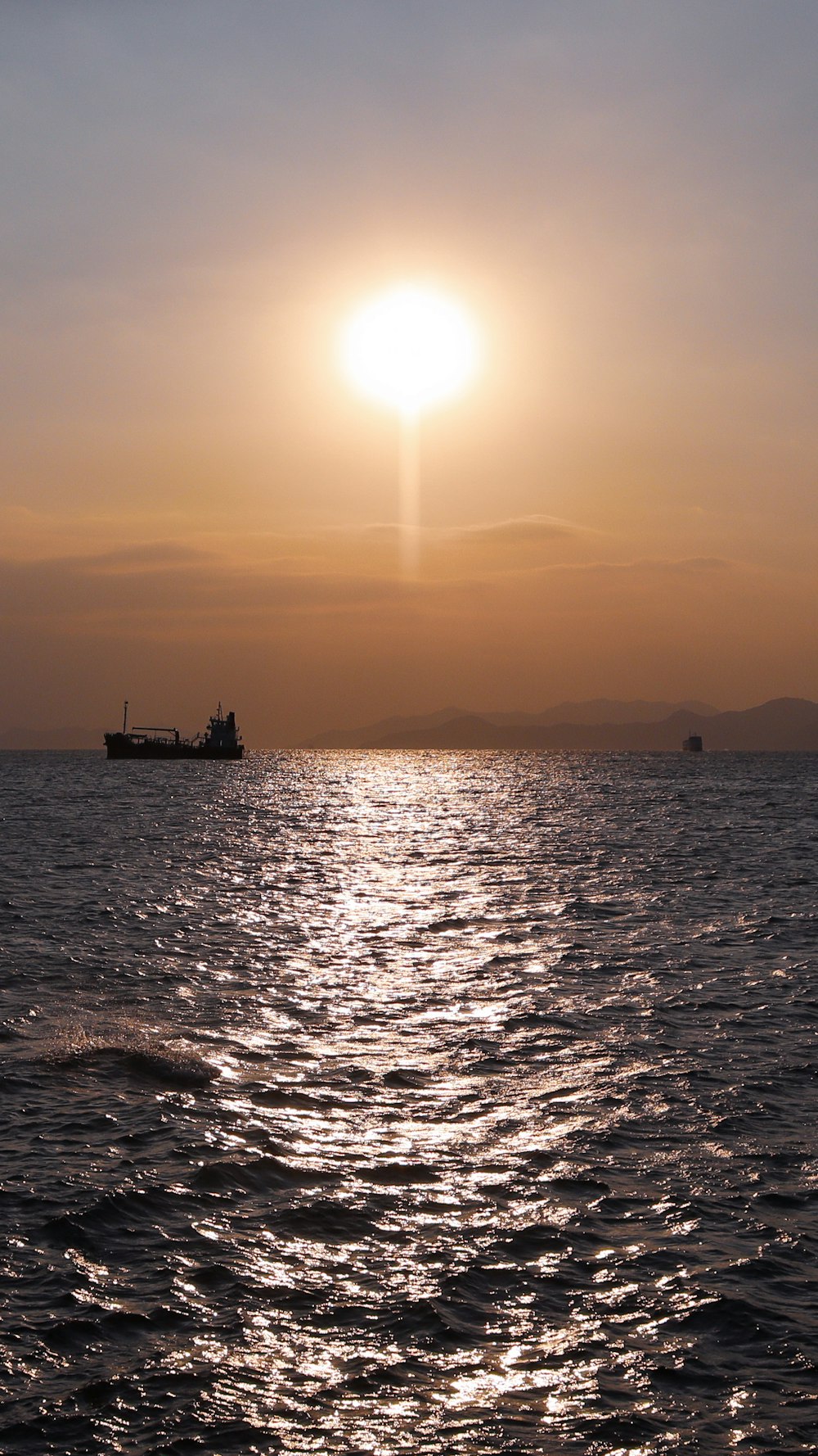 Silhouette des Bootes auf See bei Sonnenuntergang