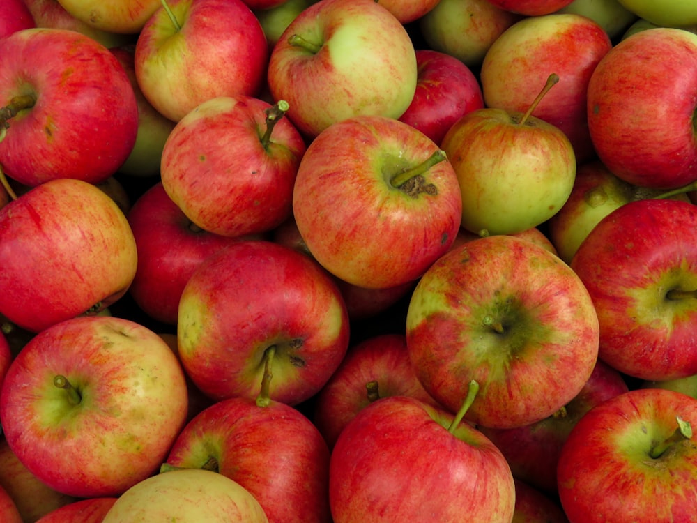 mele rosse su tavolo di legno marrone