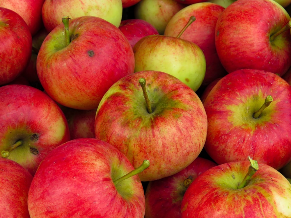 pommes rouges sur table en bois brun