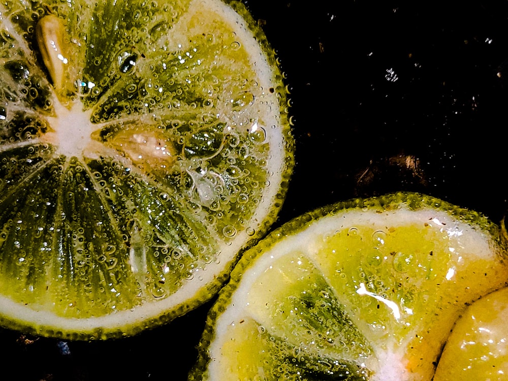 close up foto de limão fatiado