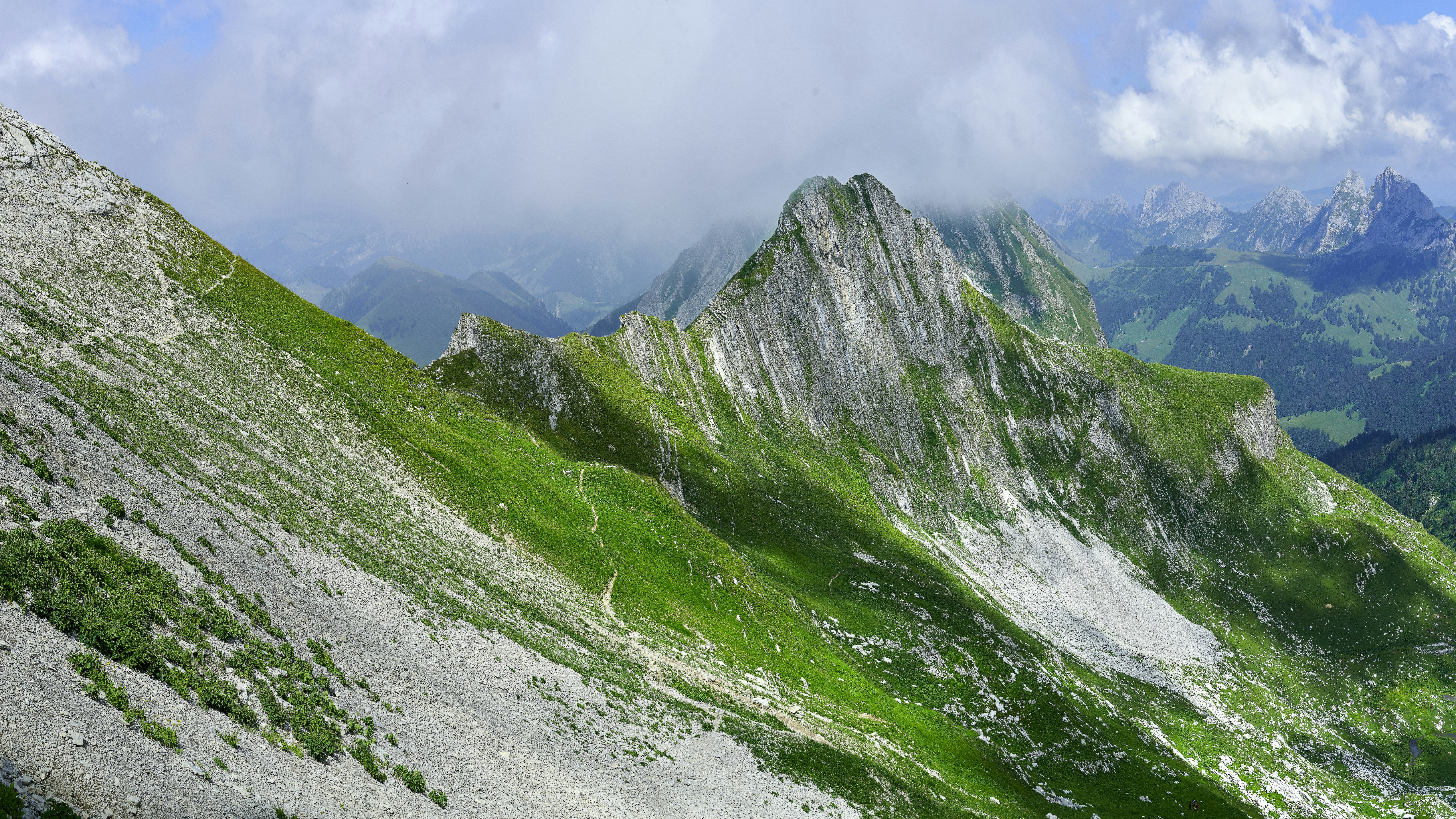 On the way down from the Vanil Noir to Grandvillard we find this stunning mountain with vertical stripes.